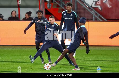 Enschede, Niederlande. November 2024. Franjo Ivanovic kämpft am Mittwoch, den 27. November 2024 in Enschede, Niederlande, bei einem Training der belgischen Fußballmannschaft Royale Union Saint-Gilloise um den Ball. Morgen trifft die Union auf den niederländischen FC Twente am 5/8. Tag der Ligaperiode des Turniers der UEFA Europa League. BELGA PHOTO VIRGINIE LEFOUR Credit: Belga News Agency/Alamy Live News Stockfoto