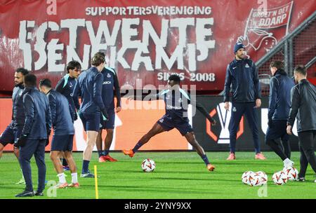 Enschede, Niederlande. November 2024. Der Mamadou Traore der Union kämpft am Mittwoch, den 27. November 2024 in Enschede, Niederlande, bei einem Training der belgischen Fußballmannschaft Royale Union Saint-Gilloise um den Ball. Morgen trifft die Union auf den niederländischen FC Twente am 5/8. Tag der Ligaperiode des Turniers der UEFA Europa League. BELGA PHOTO VIRGINIE LEFOUR Credit: Belga News Agency/Alamy Live News Stockfoto