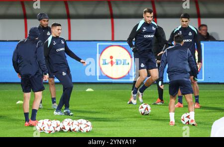 Enschede, Niederlande. November 2024. Charles Vanhoutte kämpft am Mittwoch, den 27. November 2024 in Enschede, Niederlande, bei einem Training der belgischen Fußballmannschaft Royale Union Saint-Gilloise um den Ball. Morgen trifft die Union auf den niederländischen FC Twente am 5/8. Tag der Ligaperiode des Turniers der UEFA Europa League. BELGA PHOTO VIRGINIE LEFOUR Credit: Belga News Agency/Alamy Live News Stockfoto