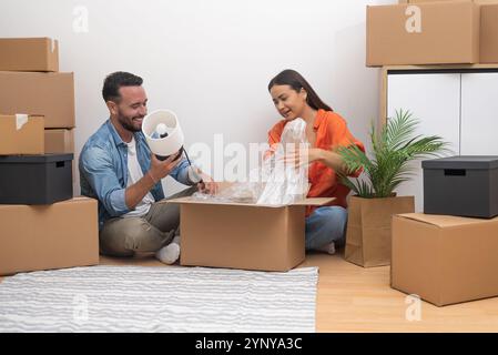 Ein junges Paar überprüft Sachen, um eine Wohnung zu arrangieren Stockfoto