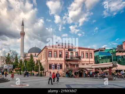 Bitola, Nordmakedonien - 16. März 2024: Magnolienplatz mit Straßencafés und der Ishak-Celebi-Moschee im Hintergrund. Stockfoto