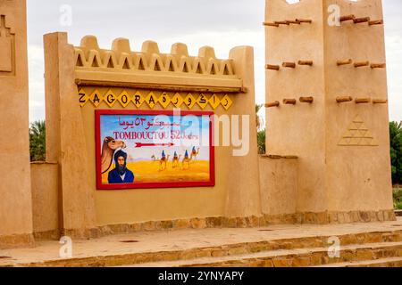 Berühmtes Schild in Zagora, Marokko, ' Tombouctou 52 Jours ' ( Timbuktu 52 Tage ) Stockfoto