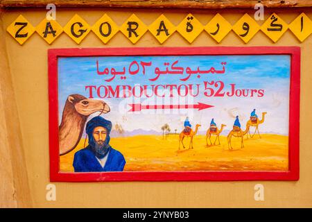 Berühmtes Schild in Zagora, Marokko, ' Tombouctou 52 Jours ' ( Timbuktu 52 Tage ) Stockfoto