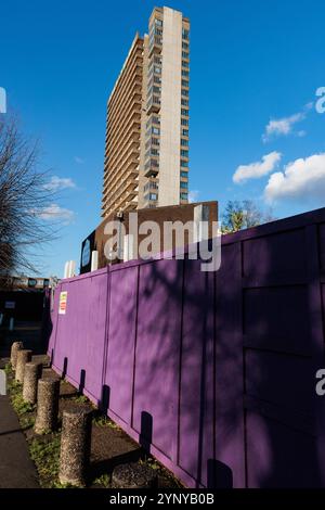 London, Großbritannien. November 2024. Abbrucharbeiten für das 26-stöckige Maydew House aus Stahlbeton auf dem Abbeyfield Estate in Bermondsey. Southwark Stockfoto