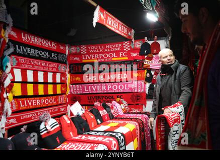 Liverpool, Großbritannien. November 2024. Schals-Verkäufer beim UEFA Champions League-Spiel in Anfield, Liverpool. Der Bildnachweis sollte lauten: Jessica Hornby/Sportimage Credit: Sportimage Ltd/Alamy Live News Stockfoto