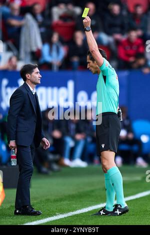 Villarreal CF-Cheftrainer Marcelino Garcia Toral und Schiedsrichter Jose Luis Munuera Montero während des LaLiga EA Sports Matches zwischen CA Osasuna und Villarrea Stockfoto