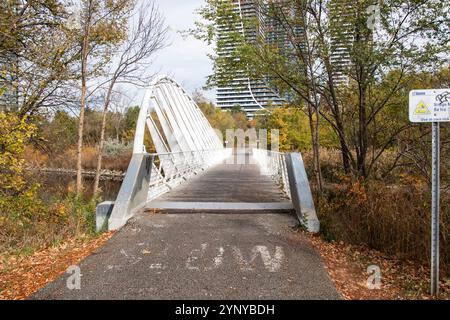 Fußgängerbrücke am Humber Bay Park West in Etobicoke, Toronto, Ontario, Kanada Stockfoto