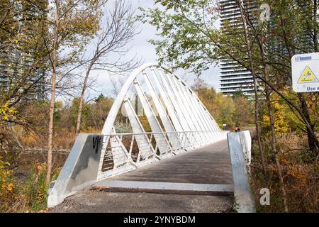 Fußgängerbrücke am Humber Bay Park West in Etobicoke, Toronto, Ontario, Kanada Stockfoto