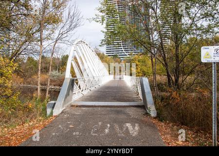 Fußgängerbrücke am Humber Bay Park West in Etobicoke, Toronto, Ontario, Kanada Stockfoto