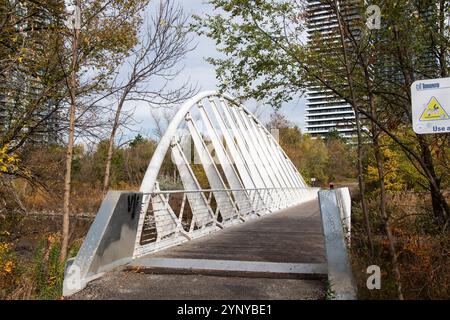 Fußgängerbrücke am Humber Bay Park West in Etobicoke, Toronto, Ontario, Kanada Stockfoto