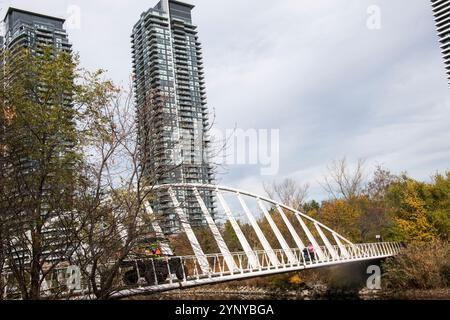 Fußgängerbrücke am Humber Bay Park West in Etobicoke, Toronto, Ontario, Kanada Stockfoto