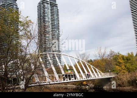 Fußgängerbrücke am Humber Bay Park West in Etobicoke, Toronto, Ontario, Kanada Stockfoto