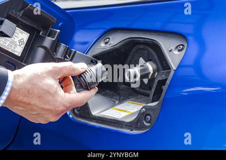 Moderner Wasserstoffbetriebener H2-Tankfüllanschluss für Elektroautos Stockfoto