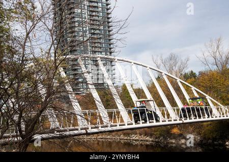 Fußgängerbrücke am Humber Bay Park West in Etobicoke, Toronto, Ontario, Kanada Stockfoto