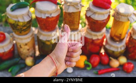 Konservierung verschiedener Arten in Gläsern. Selektiver Fokus. Essen. Stockfoto