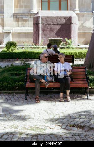 Entspannen Sie sich im Park ein friedlicher Nachmittag auf einer Bank in istanbul, türkei Stockfoto