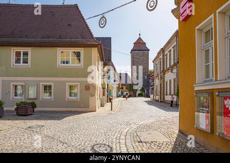 HOECHSTADT AN DER AISCH, DEUTSCHLAND - CA. APRIL 2024: Hauptstraße und Stadttor der Stadt Hoechstadt an DER Aisch in Bayern Stockfoto