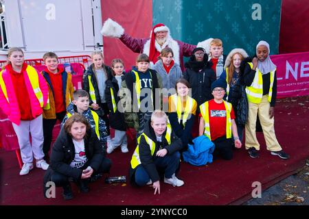 Edinburgh, Schottland, Mittwoch, 27. November 2024 im LNER Big Wheel Today Santa und Studenten der Hull ChildrenÕs University. Das LNER Big Wheel erhebt sich über der Skyline von Edinburgh mit einer Höhe von 46 m und bietet Passagieren eine einzigartige Perspektive auf die spektakuläre Stadt mit ihrer historischen Altstadt, Edinburgh Castle und ArthurÕs Seat sowie einen glitzernden Abendblick auf die Weihnachtsattraktionen von EdinburghÕs. Das LNER Big Wheel ist ab 10:00 Uhr geöffnet und beleuchtet das Stadtzentrum bis Samstag, den 4. Januar 2025. Der Bahnbetreiber LNER verbindet Millionen von Kunden mit der schottischen Hauptstadt Stockfoto