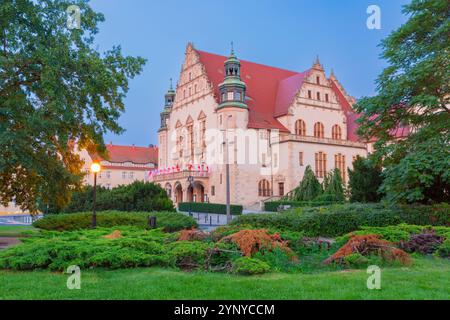 Fassade des historischen Gebäudes der Adam Mickiewicz University at Dawn, Posen, Polen Stockfoto