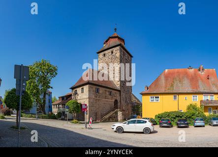 HOECHSTADT AN DER AISCH, DEUTSCHLAND - CA. APRIL 2024: Stadtturm und Steinwegstraße von Hoechstadt an DER Aisch-Stadt in Bayern Stockfoto