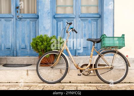 Einsames altes Oldtimer-Fahrrad mit Einkaufskorb auf der Straße in Griechenland, Nahaufnahme Stillleben Ansicht Stockfoto