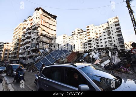 Beirut, Libanon. November 2024. Bürger Libanon, die Banner halten, geben ihre Häuser mit Fahrzeugen zurück, nachdem das Waffenstillstandsabkommen zwischen Israel und dem Libanon am 27. November 2024 in der Region Dahieh in Beirut, Libanon, in Kraft getreten ist. Foto von FADEL ITANI/UPI. Quelle: UPI/Alamy Live News Stockfoto