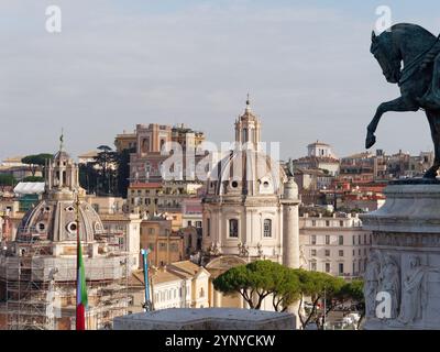 Blick vom Victor Emmanuel II. Monument alias Altar des Vaterlandes (Altare della Patria) über die Dächer von Rom, Italien. November 2024 Stockfoto