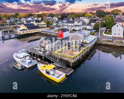 Aus der Vogelperspektive auf die malerische Reihe historischer Häuser am Piscatagua River und die Fischerboote Portsmouth New Hampshire, New England, USA Stockfoto