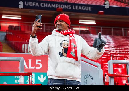 Liverpool, Großbritannien. November 2024. Fans genießen die Atmosphäre vor dem Spiel vor der UEFA Champions League, League Phase MD5 Liverpool gegen Real Madrid in Anfield, Liverpool, Großbritannien, 27. November 2024 (Foto: Mark Cosgrove/News Images) in Liverpool, Großbritannien am 27.11.2024. (Foto: Mark Cosgrove/News Images/SIPA USA) Credit: SIPA USA/Alamy Live News Stockfoto