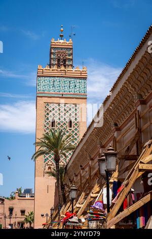 Nahaufnahme des Turms der Moulay al-Yazid Moschee in Marrakesch an einem sonnigen Tag, Marokko Stockfoto