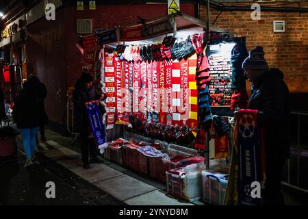 Fans durchsuchen Merchandise Stände außerhalb von Anfield vor der UEFA Champions League, League Phase MD5 Liverpool gegen Real Madrid in Anfield, Liverpool, Großbritannien, 27. November 2024 (Foto: Mark Cosgrove/News Images) Stockfoto