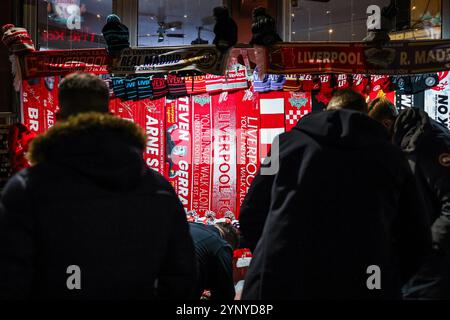 Fans durchsuchen Merchandise Stände außerhalb von Anfield vor der UEFA Champions League, League Phase MD5 Liverpool gegen Real Madrid in Anfield, Liverpool, Großbritannien, 27. November 2024 (Foto: Mark Cosgrove/News Images) Stockfoto