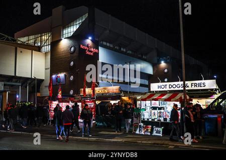 Fans durchsuchen Merchandise Stände außerhalb von Anfield vor der UEFA Champions League, League Phase MD5 Liverpool gegen Real Madrid in Anfield, Liverpool, Großbritannien, 27. November 2024 (Foto: Mark Cosgrove/News Images) Stockfoto