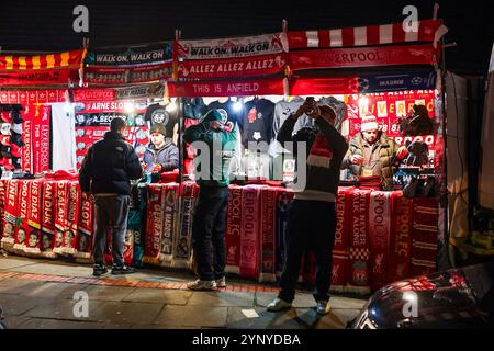 Fans durchsuchen Merchandise Stände außerhalb von Anfield vor der UEFA Champions League, League Phase MD5 Liverpool gegen Real Madrid in Anfield, Liverpool, Großbritannien, 27. November 2024 (Foto: Mark Cosgrove/News Images) Stockfoto