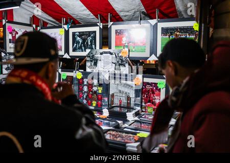 Fans durchsuchen Merchandise Stände außerhalb von Anfield vor der UEFA Champions League, League Phase MD5 Liverpool gegen Real Madrid in Anfield, Liverpool, Großbritannien, 27. November 2024 (Foto: Mark Cosgrove/News Images) Stockfoto