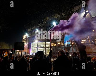 Birmingham, Großbritannien. November 2024. Fans, die während des Spiels der UEFA Champions League im Villa Park, Birmingham, auftauchen. Der Bildnachweis sollte lauten: Andrew Yates/Sportimage Credit: Sportimage Ltd/Alamy Live News Stockfoto