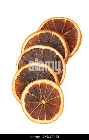 Getrocknete Orangen- oder Grapefruitscheiben auf weißem Hintergrund Stockfoto