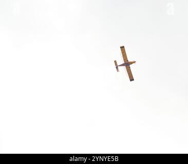 Lufttraktoren, die landwirtschaftliche Flächen im ländlichen Süden Georgiens stauben, Mitte November (Herbst) Stockfoto