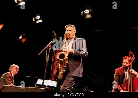 Darius Brubeck, Dave O’Higgins und Matt Ridley spielen im Darius Brubeck Quartet beim Herts Jazz Festival 2021 Stockfoto