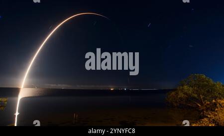 Merritt Island, Florida, USA. November 2024. Eine SpaceX Falcon 9-Rakete mit 24 Starlink-Satelliten hebt um 23:41 Uhr EST vom Space Launch Complex-40 am Launch Complex 39A im Kennedy Space Center der NASA in Florida ab. (Kreditbild: © Jennifer Briggs/ZUMA Press Wire) NUR REDAKTIONELLE VERWENDUNG! Nicht für kommerzielle ZWECKE! Stockfoto