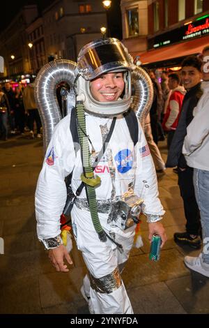 Ein Mann, gekleidet als Astronaut, der Halloween feiert, Leicester Square, London, Großbritannien. 31. Oktober 2024 Stockfoto