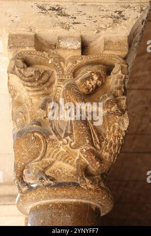 Das königliche Benediktinerkloster von Sant Cugat. Romanische Hauptstadt . Samson tötet den Löwen. Kreuzgang. Sant Cugar del Valles. Katalonien. Spanien. Stockfoto