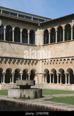 romanische Kunst. Das Königliche Benediktinerkloster von Sant Cugat Blick auf den Kreuzgang, 12. Sant Cugat del Valles. Katalonien. Spanien. Stockfoto