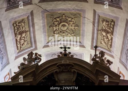 Rom, Italien, Juli 2017, bewundern Sie die detailreiche Decke der Eingangshalle in der Basilika Santa Maria Sopra Minerva, die atemberaubende architektonische kunst zeigt Stockfoto