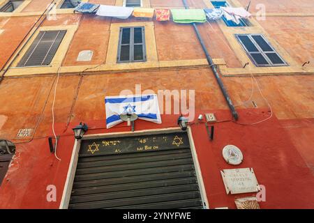 Rom, Italien, Juli 2017, hängt die lebendige jüdische Flagge im römischen Ghetto und zeigt das kulturelle Erbe in einem historischen Ambiente. Stockfoto