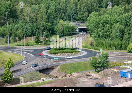 Hochwinkelansicht von Fahrzeugen im Kreisverkehr Espoonlahdenranta in Espoo, Finnland Stockfoto
