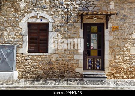 Fassade mit Souvenirshop, typisches Steinhaus in Stoupa, ehemaliges Fischerdorf, Mani, Griechenland, Europa Stockfoto