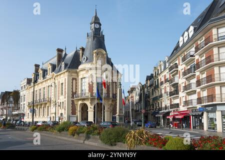 Historisches Gebäude mit französischen Flaggen, umgeben von Blumen und blauem Himmel, Rathaus, Trouville-sur-Mer, Trouville, CRur Cote Fleurie, Honfleur-Deauvi Stockfoto