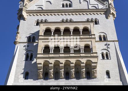 Frontalansicht eines Turms von Schloss Neuschwanstein mit architektonischen Details, Schwangau, Ostallgaeu, Allgaeu, Schwaben, Oberbayern, Bayern, Deutschland, Stockfoto