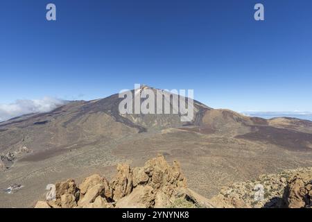 Panorama während des Aufstiegs zum Alto de Guajara, 2715 m, zu den bizarr geformten Felsformationen aus vulkanischem Gestein, Roques de Garcia, dem Besucher cen Stockfoto